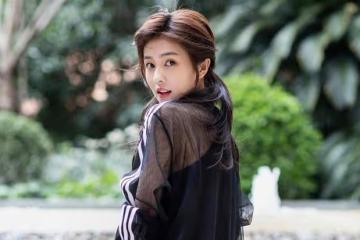 白鹿片場與狗互動引熱議，溫馨畫面展現深厚動物情感