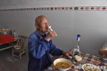爺爺經常罵奶奶，奶奶死後也不傷心，直到他去世我們發現他的秘密