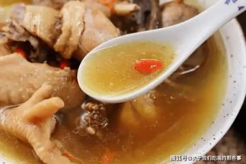 燉雞湯時,先焯水還是直接燉?教你正確方法,雞湯鮮嫩好喝沒腥味