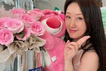 楊鈺瑩穿小白裙,嫩得像個「水蜜桃」,多年單身無子,豪宅自拍顯寂寞!