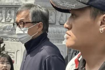 成龍武漢高校參加活動，20本簽名書只剩2本，氣得當場戳破黑幕