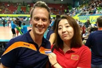 中國女排名將遠嫁美國，相差16歲跨國戀，住豪宅秀豪車生活滋潤