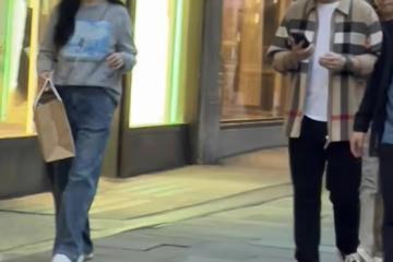 婚姻生變？沙溢一家英國旅遊，父子倆一路同行，丟下胡可悶悶不樂