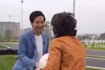 央視女主持惹爭議！坐雷軍副駕駛竟說：Are you ok？我有點噁心
