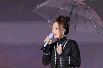 突發！張韶涵淋雨演唱病倒入院搶救，曬照彙報病情，暫無生命危險