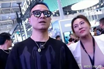 下一任汪嫂?汪峰現身車展,身邊美女不輸章子怡,有說有笑好曖昧