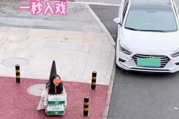 一女子扛兩箱水走在路上很輕鬆,看到哥哥回來,裝手無縛雞之力