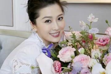 香港著名女星長期與丈夫分隔兩地,高調曬婚戒,暗示夫妻感情穩定