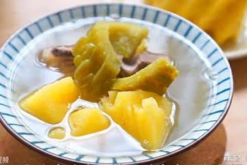 1個菠蘿1根苦瓜,廣東人用它們一起煲湯,清熱解毒又清甜...