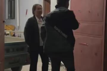 無奈!爺爺出殯當天村裡有人結婚,他們來找家人商量讓把白事推後