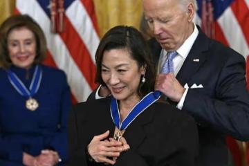 61歲楊紫瓊與拜登親密合影!拜登用擦鼻涕的手和楊紫瓊擁抱引熱議