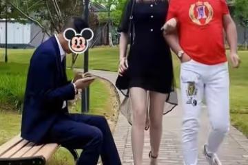 妻子不小心踩到一男子的腳，丈夫連忙道歉，男子大度沒有計較