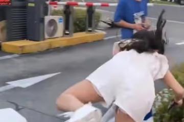 女子跳過警示柱,不料被絆倒在地,警示柱都歪了