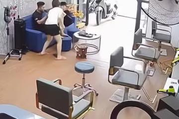 女子摔倒趴在地上好久，兩男子笑而不動，網友：難怪你們單身