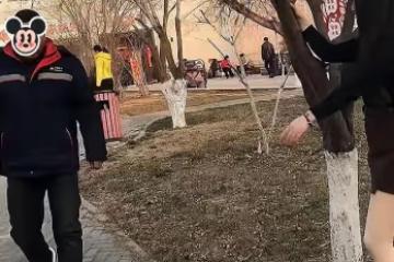 女子叫路過的男子幫她穿鞋，男子看她有幾分姿色：你先答應嫁給我