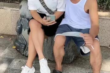 女子與一位大爺打情罵俏，路人疑惑上前詢問，女子：他是我男朋友