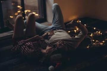 女孩不穿衣服睡被男閨蜜乘虛而入,不反抗還極力配合,事後哭訴