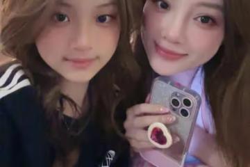 甜馨曬與媽媽合照,母女一起做同款髮型,像一對閨蜜姐妹