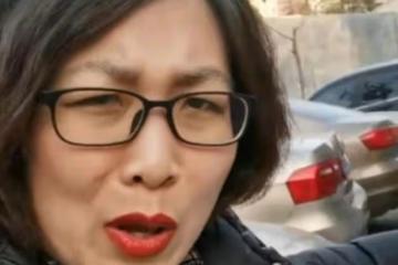 80後寶媽自認打扮時髦,接二胎放學時被大媽追問:你是來接孫子的
