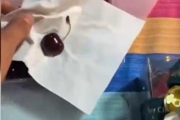 朋友想吃車厘子,男子用紙巾包一顆交給閃送小哥:我沒聽錯吧