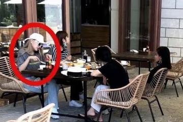 周揚青三亞度假被偶遇,穿T恤配仔褲休閒愜意,看不出剛分手狀態