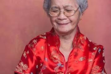 兩個兒子，晚年卻落魄到街邊擺攤還債，65歲的婆婆遭遇了什麼
