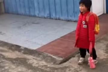 姥爺騎車送娃上學自己先走了，走到半路被叫住，下一幕網友笑噴
