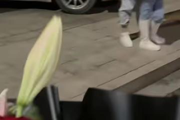 男子手捧鮮花去找女友,看見她和男同事摟抱:你們這是在做什麼