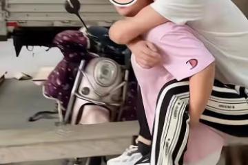 男子和女友逛街累了,讓女友背著他回家,路人投來羨慕的目光