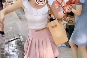 改嫁女子遇到和前夫所生的兩個孩子：看見你們真是倒霉，又得破費