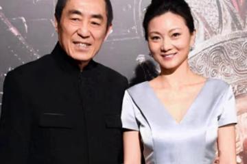 74歲張藝謀曬家族合照!大女兒和洋女婿站C位,嬌妻摟小女兒