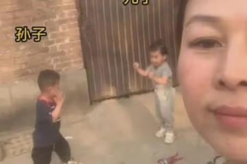 44歲女子當奶奶又當媽媽,見兒子被孫子欺負怒了,下秒硬生生憋回