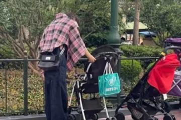 趙麗穎帶兒子現身迪士尼，穿背帶褲青春洋溢，4歲想想坐嬰兒推車