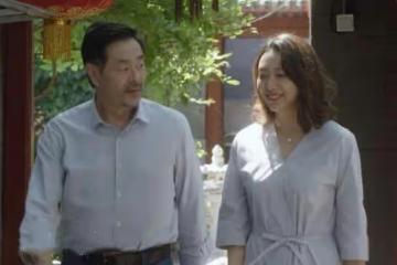 濮存昕女兒罕見露面，穿襯衫裙燙大波浪，不做演員依舊時髦美艷