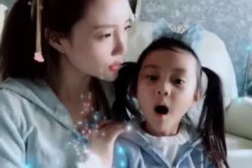 李小璐又曬甜馨同框照！眼神卻暴露存在感，是否好媽媽一目了然