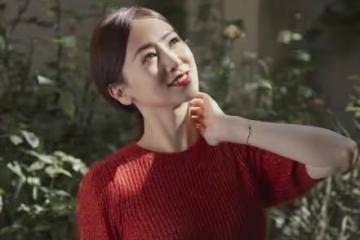 51歲翁虹真"驕傲"！毛衣穿成修身衣不夠，零瑕疵的肌膚讓人上頭