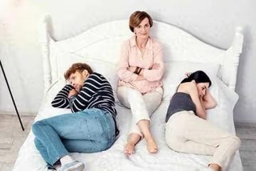 繼父養我20年，陪嫁我50萬現金一套房，結婚前夜他突然求我一