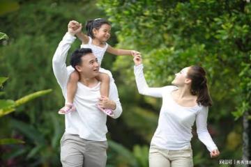 妻子和男閨蜜旅遊,4歲女兒餓到吃洗衣粉,丈夫98個電話無人接