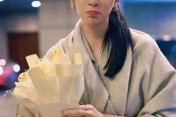 48歲賈靜雯不愧是「最美趙敏」，圍巾披身顯高級，原裝五官真驚