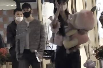 黃曉明baby帶娃去迪士尼玩！葉珂遠程監視，見妻兒還要跟葉柯報備