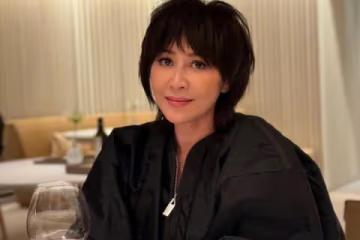 劉嘉玲梁朝偉出遊,61歲偉仔穿花毛衣留光頭,無濾鏡曝光真實容貌