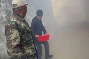 新娘出嫁家人潑水將盆扔掉,扭頭呲著大牙笑個不停:終於嫁出去了