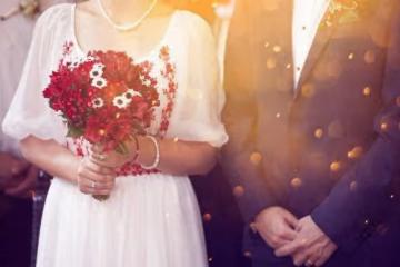 一女子新婚當天,被人認出做過小姐,客人:看著很眼熟