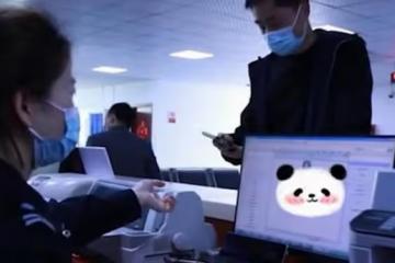 小時候母親就去世記不得樣貌,男子在戶政找到母親相片,紅了眼眶