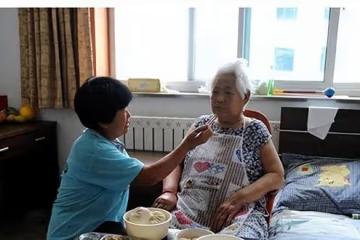 52歲大爺娶33歲黃花閨女，新婚夜床單濕透4次，大爺卻樂開了花