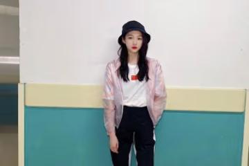 咋總感覺關曉彤有點浪費身材,選不好衣服,裙子被撐得緊繃繃的