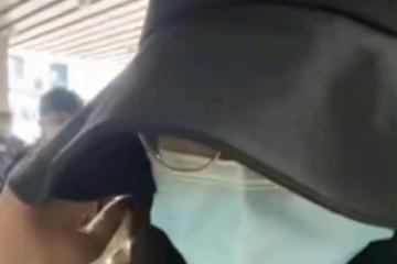 女兒3年未見扮顧客回家，專挑貴的東西撒腿就跑，媽媽追出後破防