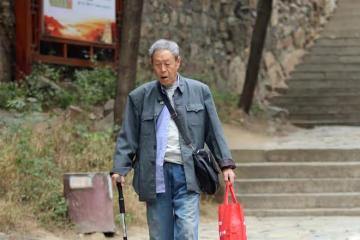 生病一場後才發現：晚年最靠得住的子女，往往是身邊最沒啥出息的
