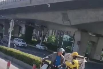 大爺跟騎手吵架炫耀10套房，外賣小哥回嗆我才18歲，大爺下秒急眼