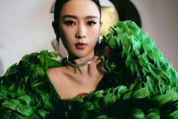 童瑤比章子怡還牛!微博之夜上把1000根羽毛穿身上,今晚氣場超強